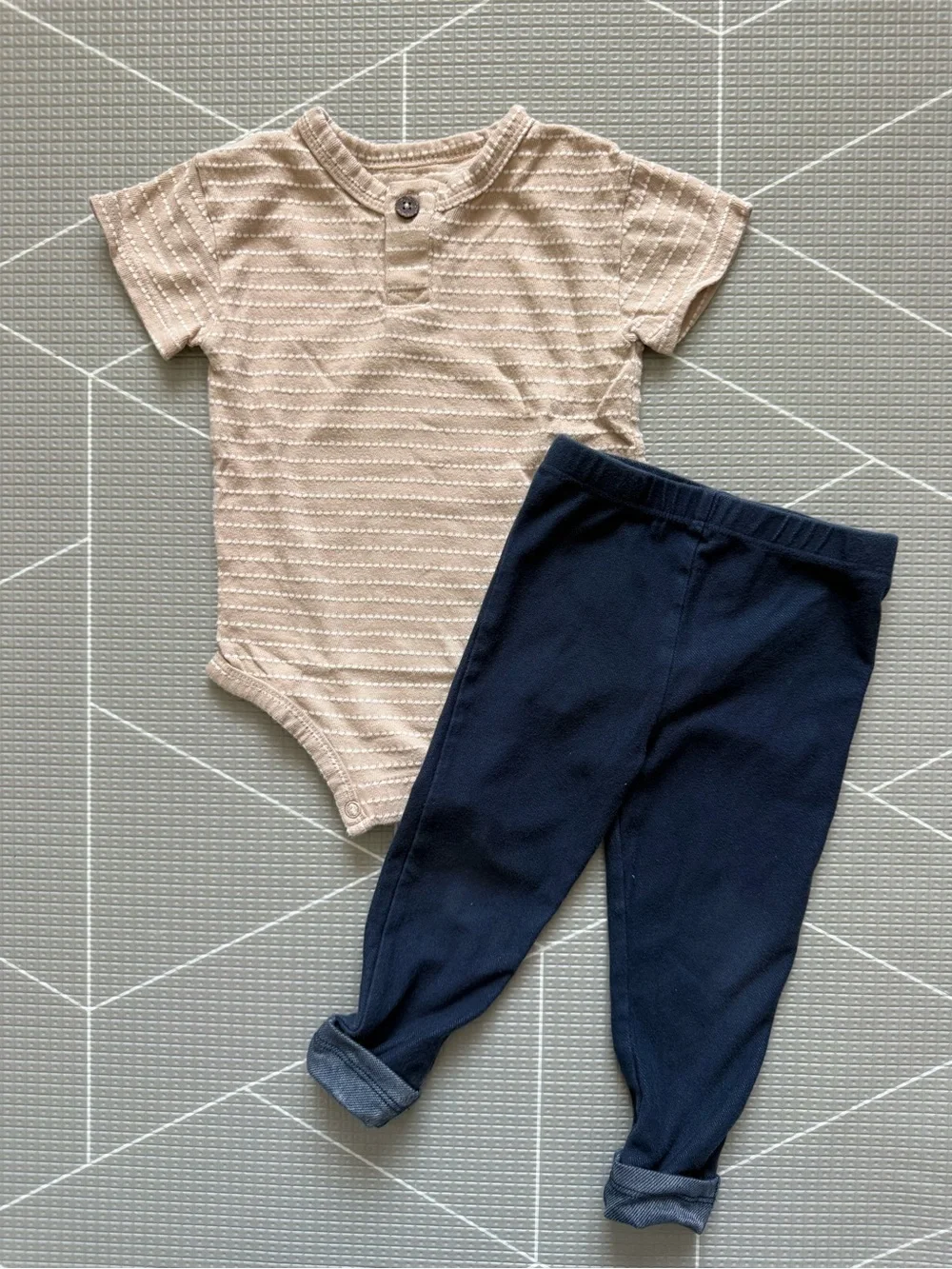 Easy Peasy|Baby gender neutral set,textured Beige Onesie & Navy Pants•••12-18M - Picture 3 of 7
